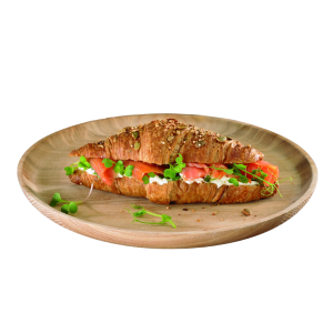 Croissant con salmón ahumado y queso en crema